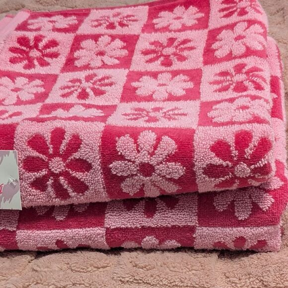 New Two Betsey Johnson Light Pink and Dark Pink Floral Bath Towels NWT - Picture 1 of 8